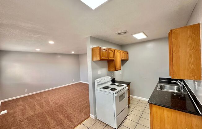 2 beds, 1 bath, 700 sqft, $2,000, Unit 204