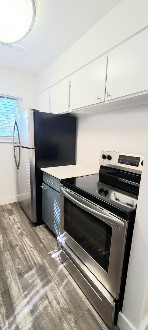 1 bed, 1 bath, 600 sqft, $1,165, Unit 09