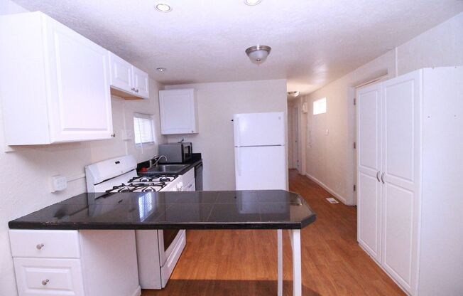 2 beds, 1 bath, $1,050, Unit 2406 W Vermijo Ave #3