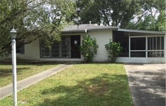 3 Bed 1 Bath House in Deltona Pet Friendly with fenced in yard an huge screened in porch area only $600 security deposit