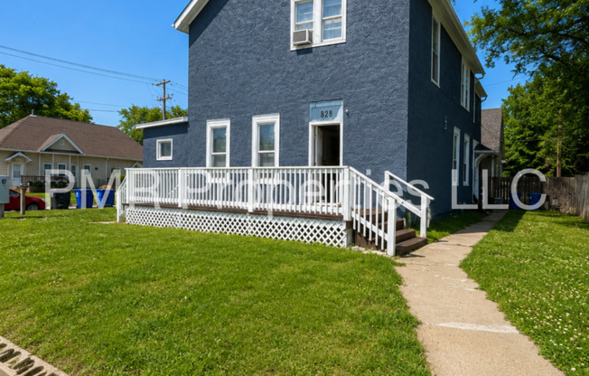 828 Ave B