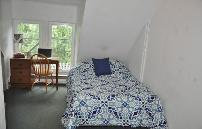 3 beds, 1 bath, $2,100, Unit 118-3