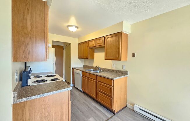 2 beds, 1 bath, $1,095, Unit 306