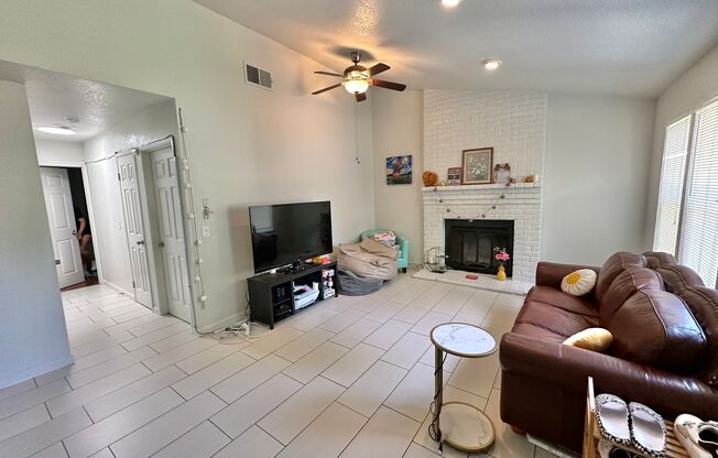 Charming 3-bedroom, 2-bathroom home conveniently located near West Manor Park.