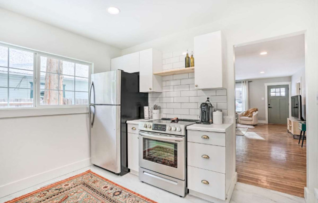 957 E 9 AVE