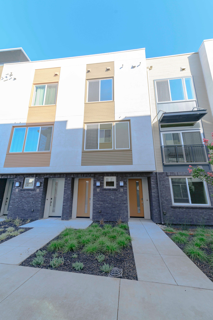 Available now! 2 bed 2.5 bath downtown San Jose Condo. 182 Nexus Loop