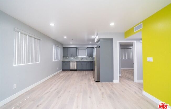 233 E 28 ST