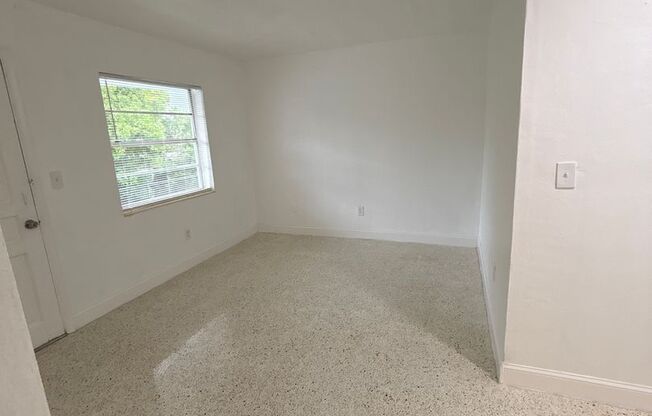 2 Bed/ 1 Bath - Central A/C - Great location!