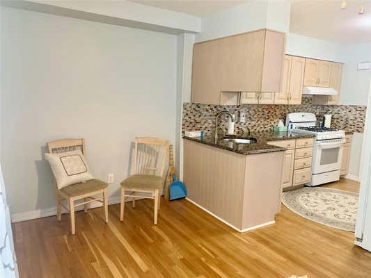 2 beds, 1 bath, 1,100 sqft, $2,300