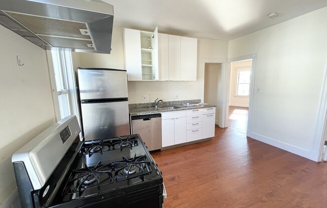 3 beds, 1 bath, $3,200, Unit 3