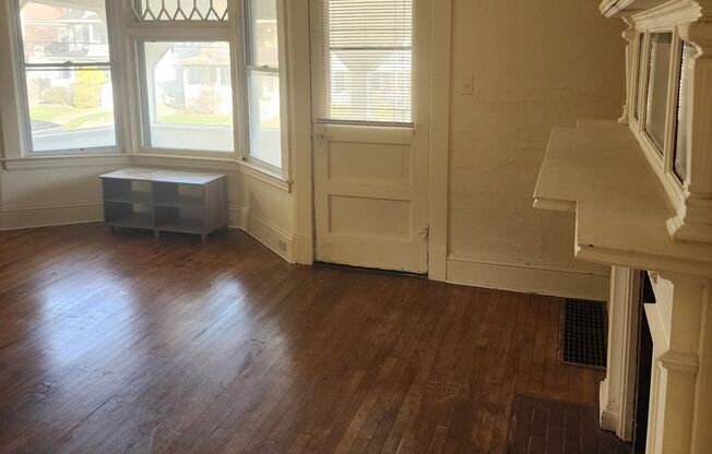 2 beds, 1 bath, $1,400, Unit 136-2 Roosevelt Avenue