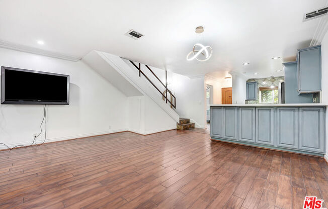 271 S BARRINGTON AVE