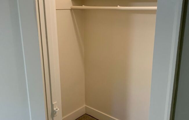 Studio, 1 bath, 400 sqft, $1,350, Unit 9