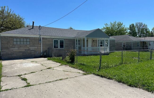 Backyard Nights & Front Porch Mornings — Cozy 3BR Brick Ranch in Fairlawn
