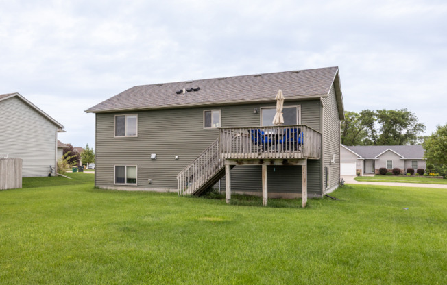4024 STONE PT DR NE