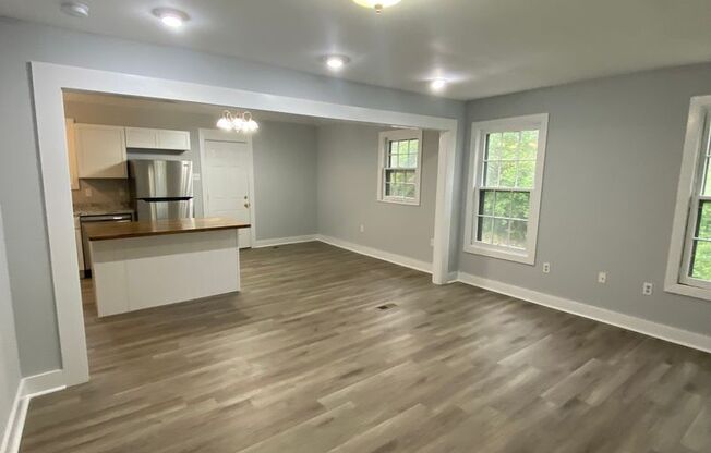 1044 Manor Dr - Newly Renovated!!