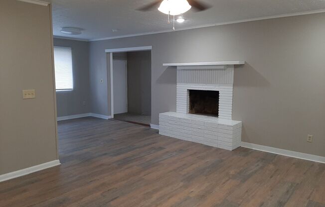 Totally Updated! New kitchen! 2 Living Areas! Kickapoo School District! $1,295