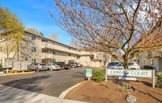 Charming 1 Bedroom Condo in Kenmore with Parking