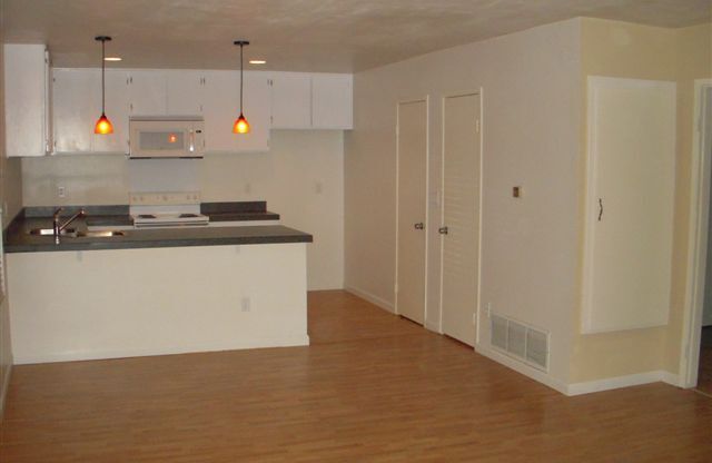 CUTE 2BDRM/2BATH HOUSE IN PARADISE HILLS