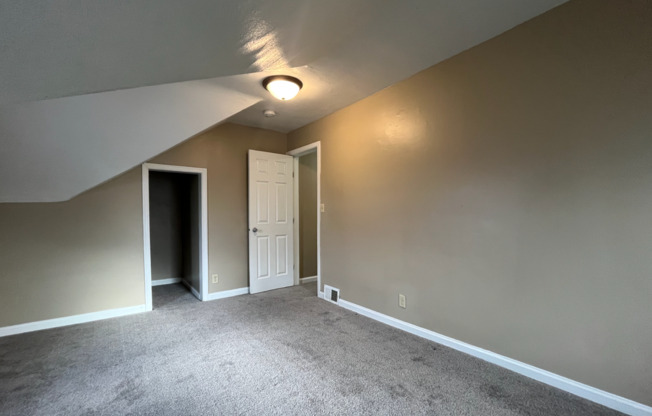 3 beds, 1 bath, $1,425, Unit Unit 4