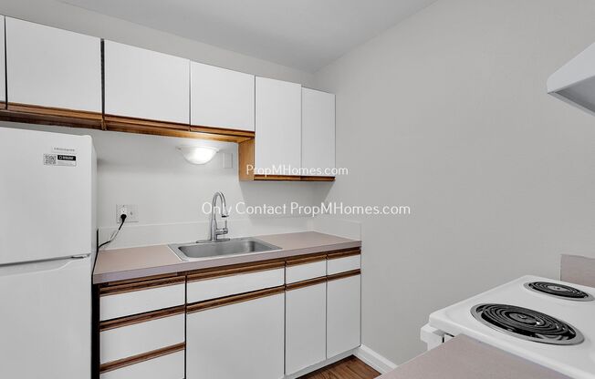 2 beds, 1 bath, $1,599, Unit 8820 N Ivanhoe Street Unit 17