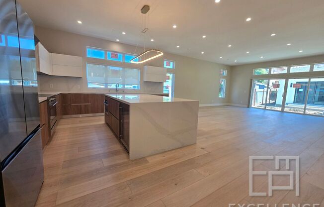Brand New Build 5/5 Home & 2/2 Cottage - Can Be Rented As One! This Is One Of A Kind - Downtown Mt View