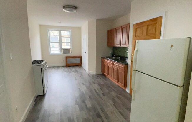 2 beds, 1 bath, $2,200, Unit 2L