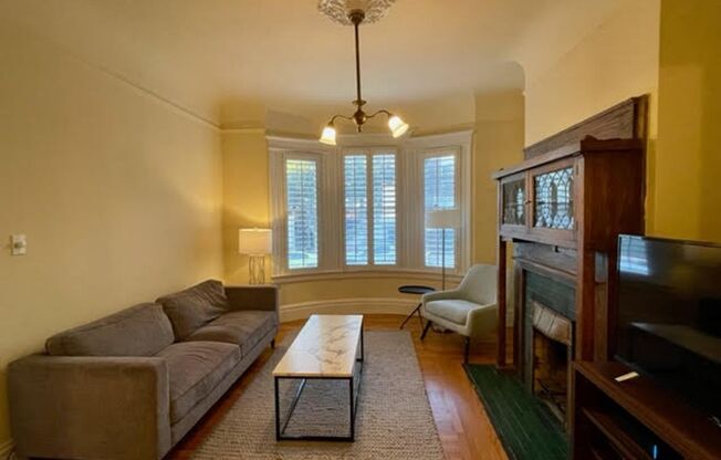 Amazing Fully Furnished (or UNFURNISHED) 3 BR with Split BA flat in Presidio Heights Ready for your move-in! Flexible Term