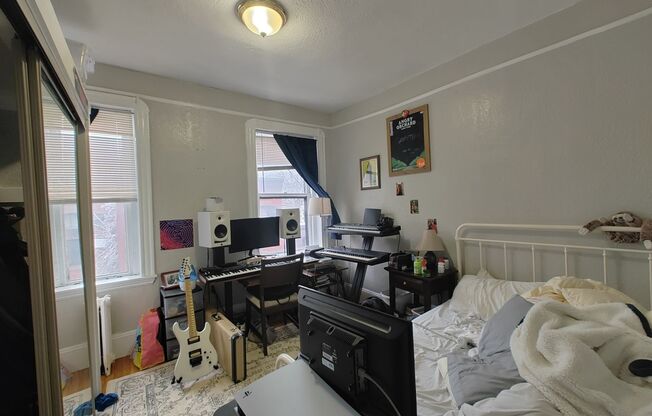 3 beds, 1 bath, $5,050, Unit 5R