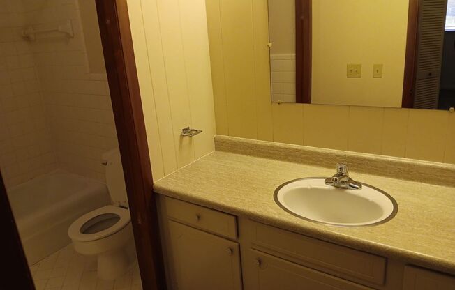 1 bed, 1 bath, 800 sqft, $970, Unit F04 Manor