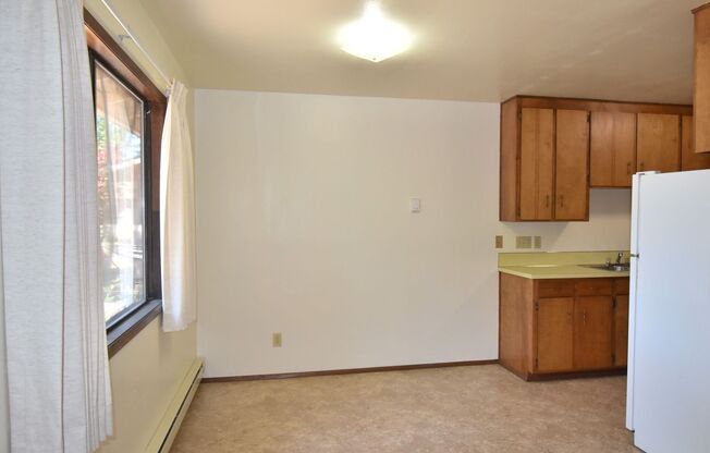 2 beds, 1 bath, $1,150, Unit 948 Vine St. #2