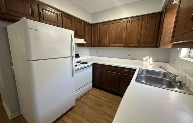 2 beds, 1.5 baths, $900, Unit 5