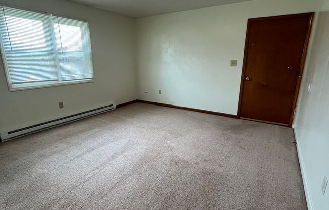 2 beds, 1 bath, 903 sqft, $1,170, Unit J-7