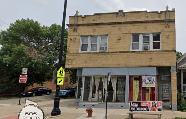 Walk to Hanson Park! Great location! 2457-2459 North Central!