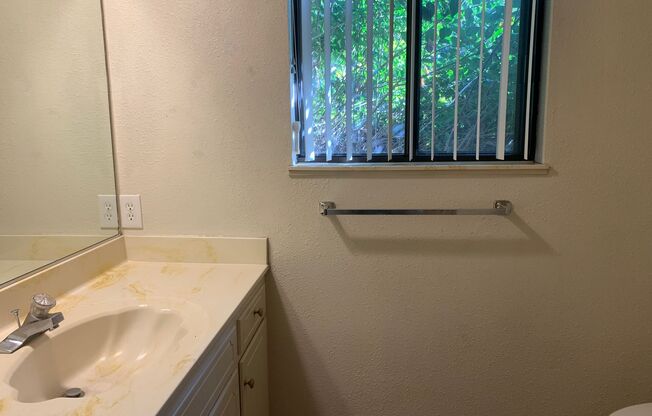 2 beds, 2 baths, $1,700, Unit 2520 Alamo Ave