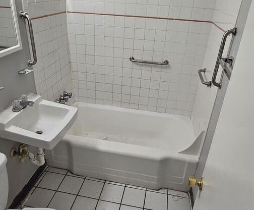 1 bed, 1 bath, 430 sqft, $1,400, Unit 909