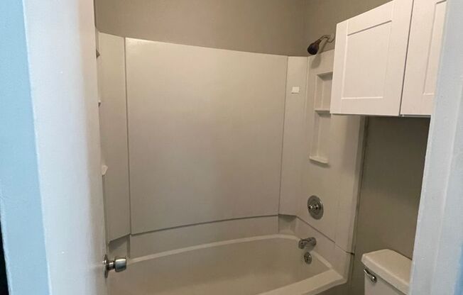 Cute 3 bed duplex in great Hermitage location!