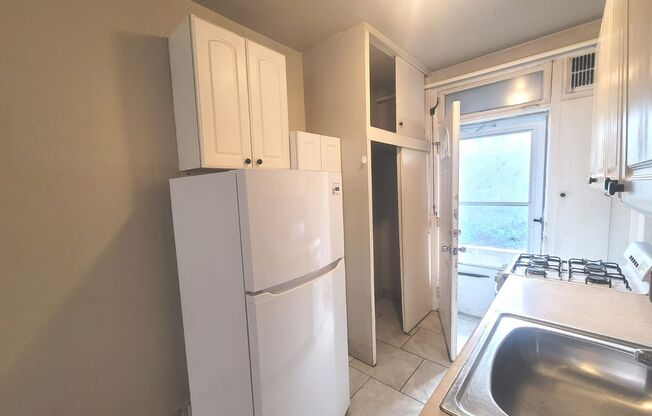 Studio, 1 bath, $700, Unit 2
