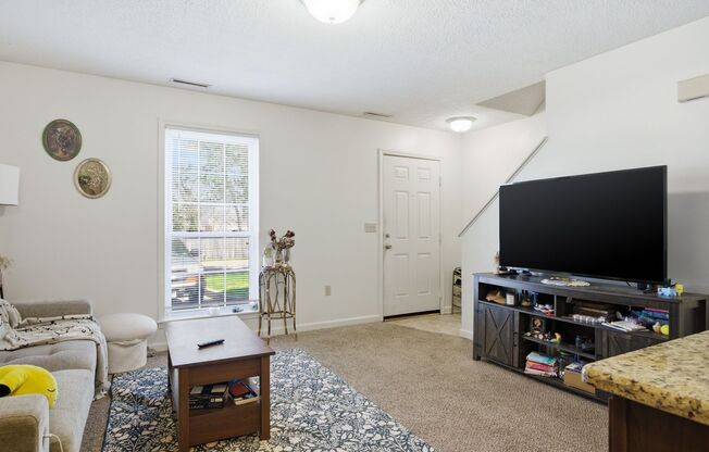 Pet Friendly 2 Bed/2 Bath Townhouse Close to Campus