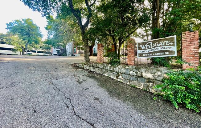 Gorgeous Condo, 2 Bedrooms/2 Balconies/2 Bathrooms - WALK TO CAMPUS! - Reduced Deposit