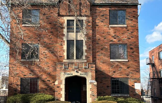 Tudor Hall~ Shadyside on the boarder of Oakland and Bloomfield~ convenient walkable location