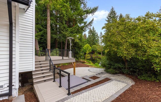 Remodeled 4 Bedroom Kirkland Retreat with Private Waterfront Setting