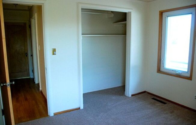 SEATTLE 4-Bedroom Home for RENT, Great Layout, Cool Yard & Nice Location!!