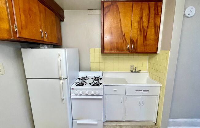 Studio, 1 bath, $725, Unit 28