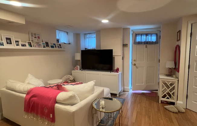 316 W 4 ST
