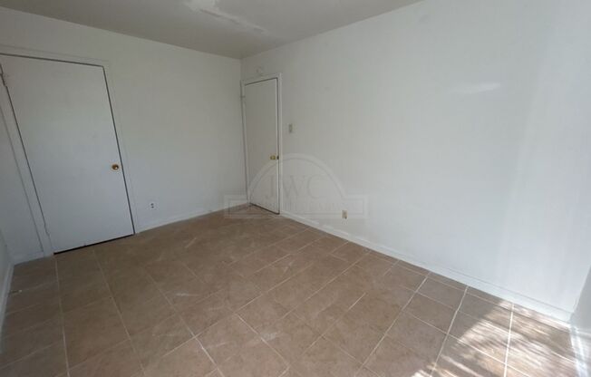 3 beds, 1 bath, $895