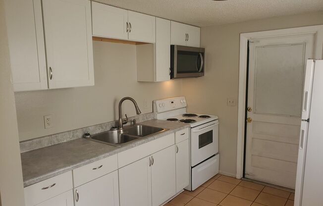 2 beds, 1 bath, 650 sqft, $1,300, Unit 1522 E Eskimo #A