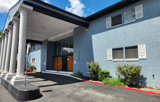 123 E RAMPART
