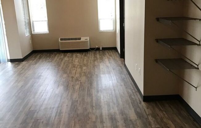2 beds, 1 bath, 852 sqft, $1,400, Unit 1-205E
