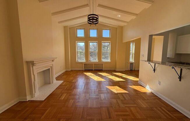 1 bed, 1 bath, 803 sqft, $2,450, Unit Royal York 1106